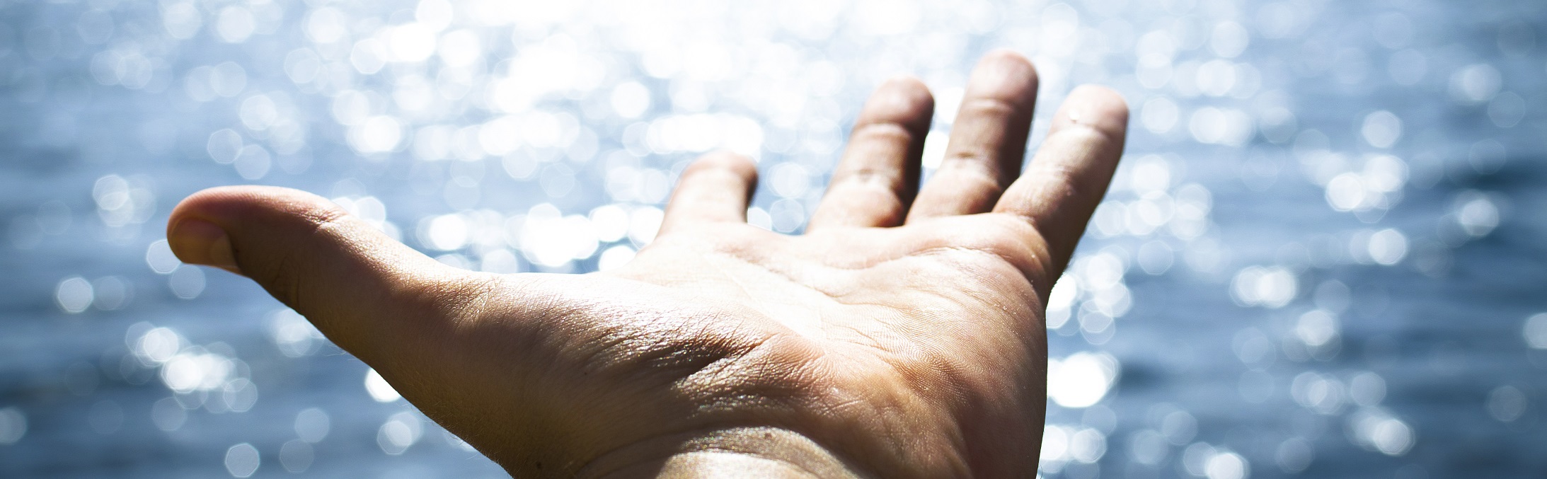 Mano aperta sul mare