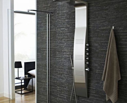 Ecco l'effetto finale del piastrellamento di una parete doccia, dotato di un pannello doccia in acciaio inox, completo di miscelatore termostatico, soffione doccia, idrogetti, doccetta e flessibile doccia