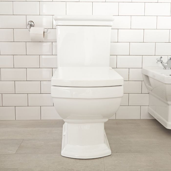 HRBCTCC2108 wc monoblocco Sanitario Tradizionale Quadrato in Ceramica Bianca con Cassetta di Scarico e Copriwater - Chester